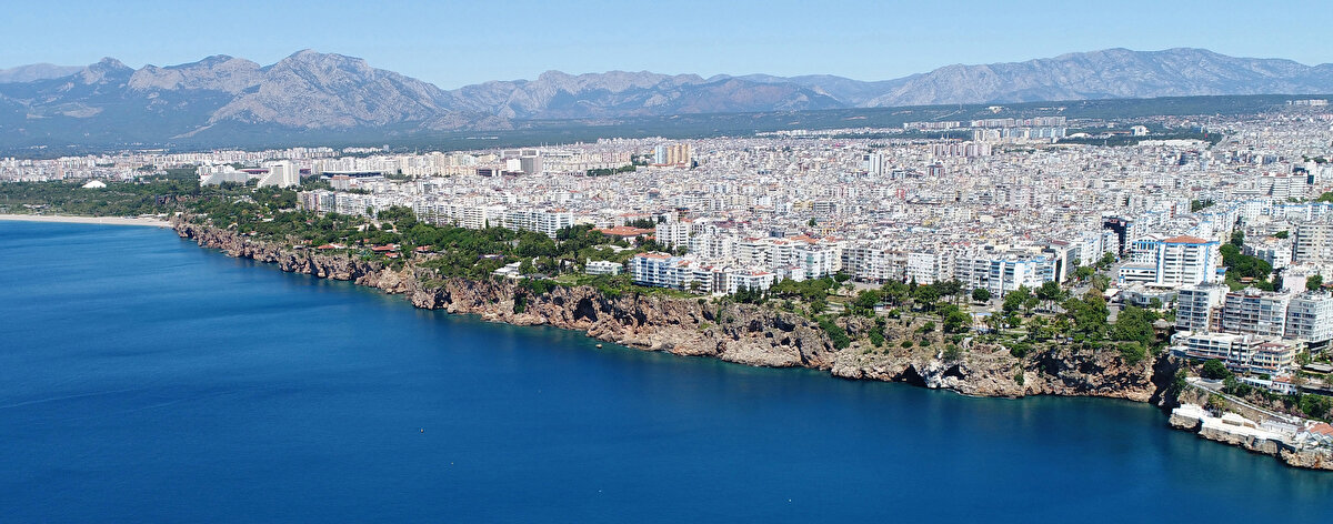'YÖNETMELİĞE UYGUN İNŞA EDİLMEYEN EVLERE BİNALARA İLGİ YOK'<br>Emlak ofislerine gelip ev kiralamak ya da satın almak isteyen vatandaş, fiyattan önce binaların depreme uygunluğunu ve yaşını soruyor. Zeminin kayaç olmasına da dikkat eden vatandaş, sonrasında fiyat konusunda emlakçıyla anlaşmaya çalışıyor. Antalya'da emlakçılık yapan Cenk Altun, yıllardır emlak işiyle ilgilendiğini, müşterilerinin deprem yönetmeliğini önceleri hiç sormadığını söyledi. Altun, “Şu an ise deprem yönetmeliğine uygun inşa edilip edilmediğini soruyor. Yönetmeliğe uygun inşa edilmeyen binalara ilgi alaka yok. Hatta annemlerin bir dairesi var. 1993 yılında inşa edilmiş. Lokasyonu çok iyi ancak bir türlü istediğimiz fiyata veremiyoruz. Her ay rakamı bir miktar düşürdük. 4 milyon 900 bin TL'den başladık. 4 milyon 300 bin TL'ye kadar düştü. Hala ilgilenen yok" diye konuştu.