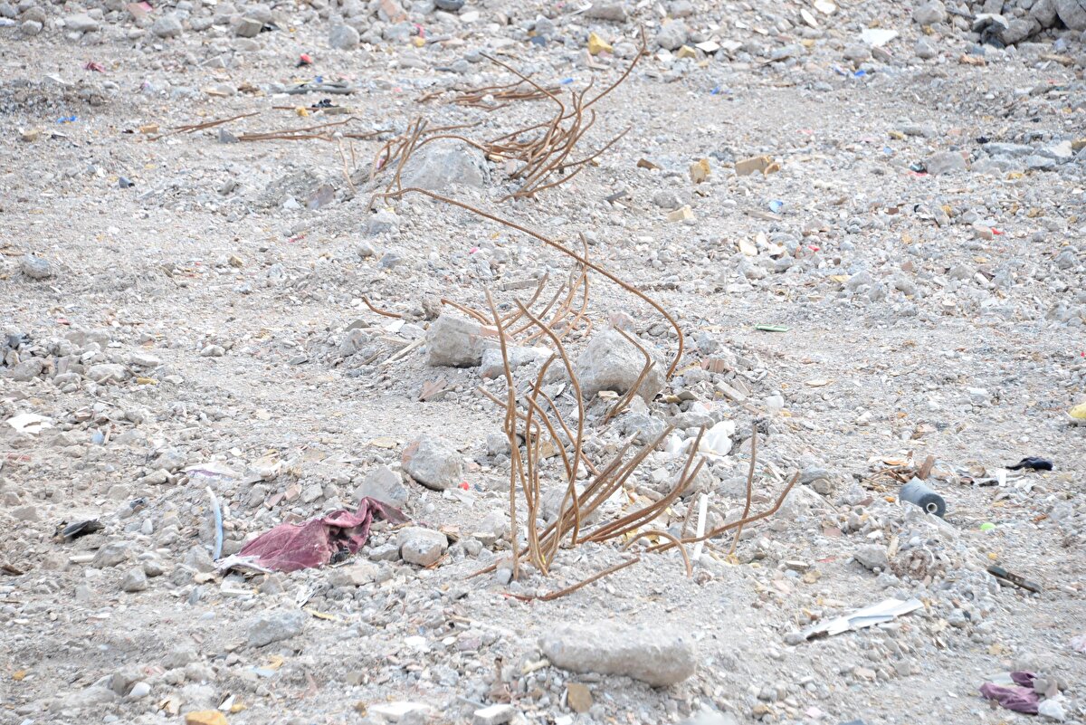 Galeria Sitesi yapılmadan önce arazinin bataklık olduğu ifadeleri de soruşturma kapsamında hazırlanan bilirkişi raporuna da yansımıştı. Raporda bilgi sahibi olarak ifadesine başvurulan S.S.’nin, “Bu site yapılmadan önce arazide Yıldız Otoparkı, Yıldız Yazlık Sineması ve Yıldız Havuzu vardı. Arazi o zaman bataklıktı.” sözlerinin de zemin değerlendirmesi konusunda oldukça önemli olduğu vurgulanmıştı.<br><br>