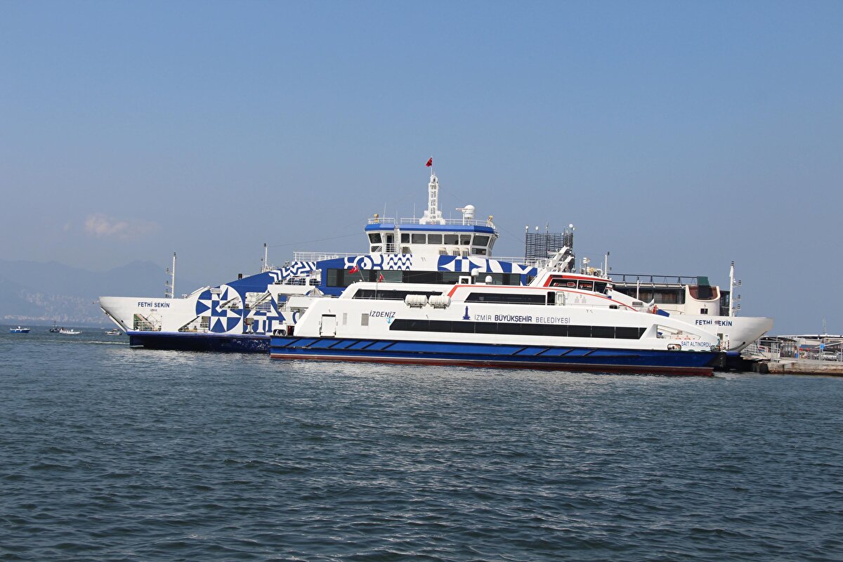 Prof. Dr. Yaşar, "Dün Fethi Sekin isimli arabalı vapurumuz, çamura saplandı. Bu, çamurlara 'topuk' diyoruz. Bu 'topuk'lar, doğal yollar da oluşur, insan yoluyla da oluşur. Feribotların pervanelerinden oluşur. Çünkü deniz tabanına yakın oldukları için sürekli yerden sediman, çamur kaldırırlar ve akıntılar, onları getirerek belirli bir yere yığar. İşte burada 'topuklaşma' oluşmaya başlar. Bütün limanlarda doğal bir şekilde olur. Çünkü feribotlar sürekli olarak çalışıyor, 15 dakikada bir gelgit yapıyor. Pervane suyundan çıkan sedimanlar, akıntı nedeniyle belirli bir yere yığıldı ve topuklaşma oldu. Feribot da gelip, bunun üzerine oturdu" dedi.<br><br>