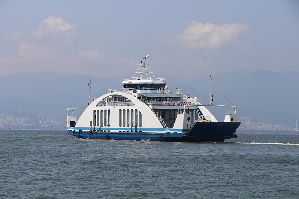 Tüm limanlarda 'topuklaşma'nın görüldüğünü belirten Prof. Dr. Yaşar, belirli aralıklar ile batimetri yapılarak, deniz dibi derinliğinin ölçülmesi gerektiğini söyledi. Prof. Dr. Yaşar, "Belediyenin bu alanları taratması gerekiyor. Bu olay, belediye açısından güzel bir şey. Çünkü bir önceki ile şimdiki batimetriyi üst üste koyduklarında; kaç yılda, kaç santim deniz tabanı yükselmiş, çamur oluşmuş hesaplanacaktır. Bundan sonra da o yıllara göre, temizlik yapacaklardır. Belediyenin elinde temizlik yapmak için araçlar var. 2011 yılında kum basma gemisi yaptırdı. O araçlarla gelip, tümsekleri yok edecekler. Gemilerin emniyetli şekilde yanaşıp, kalkmaları açısından, bu önemli bir olay. Geniş bir alanda çalışmanın yapılması gerekiyor. Çünkü rüzgar çok esebilir, başka bir tekne önüne gelebilir ve feribotlar kaymak zorunda kalabilir" diye konuştu.<br><br>