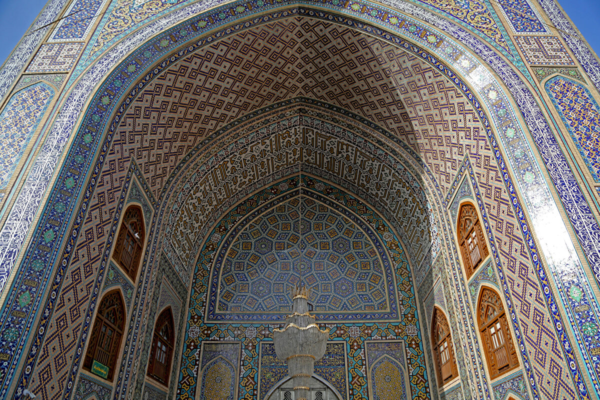 İran’ın Rezevi Horasan eyaletinin Meşhed şehrinde bulunan Meşhed Ulu Camii, tarihî dokusu ve mimarisiyle bölge gelen yerli ve yabancı turistlerin en önemli uğrak yerlerinden biri olarak biliniyor.