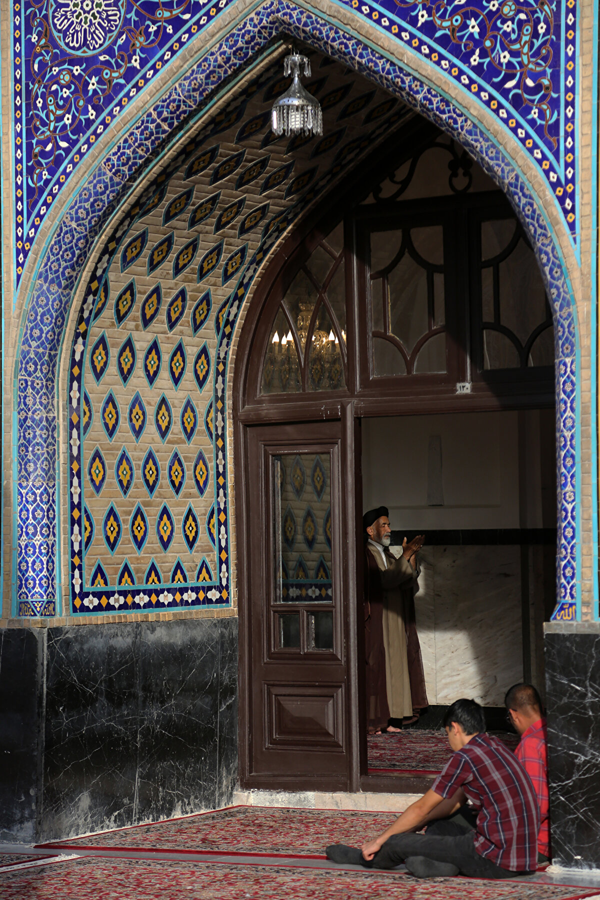 Timurlular döneminde, Timur Gürkan’ın küçük oğlu Şâhruh’un eşi Gevher Şâd tarafından yaptırılan caminin kitâbesinde, imarı 1405-1406 olarak tarihlendiriliyor ve mimarının Kıvâmüddin b. Zeynüddin Şîrâzî olduğu söyleniyor.