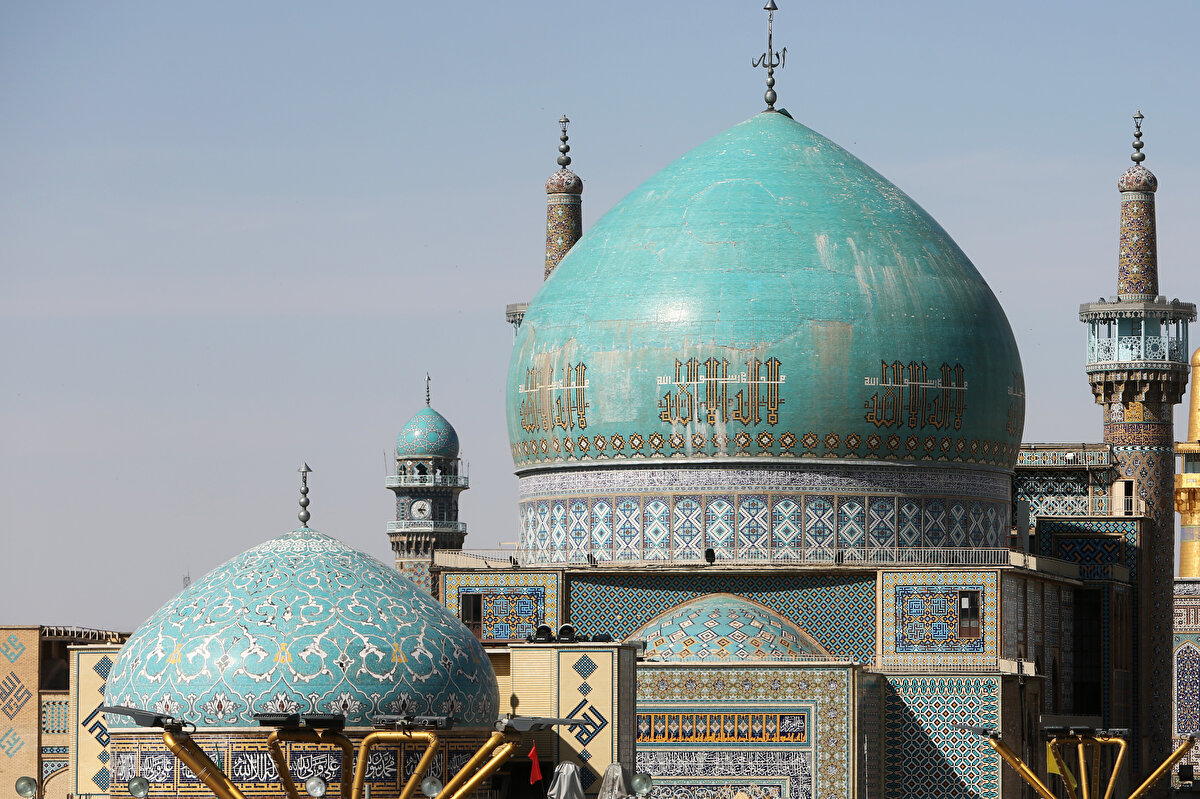 Caminin, aslına uygun restore edilen minber ve mihrabı ise ilgi çeken bölümlerin başında geliyor. Minber, muhafaza amaçlı cam panellerle de kapatılmış. Yüksek kemeri ve büyük kubbesiyle dikkatleri çeken caminin minarelerinin yüksekliği ise kubbe ile aynı boyda kalıyor.