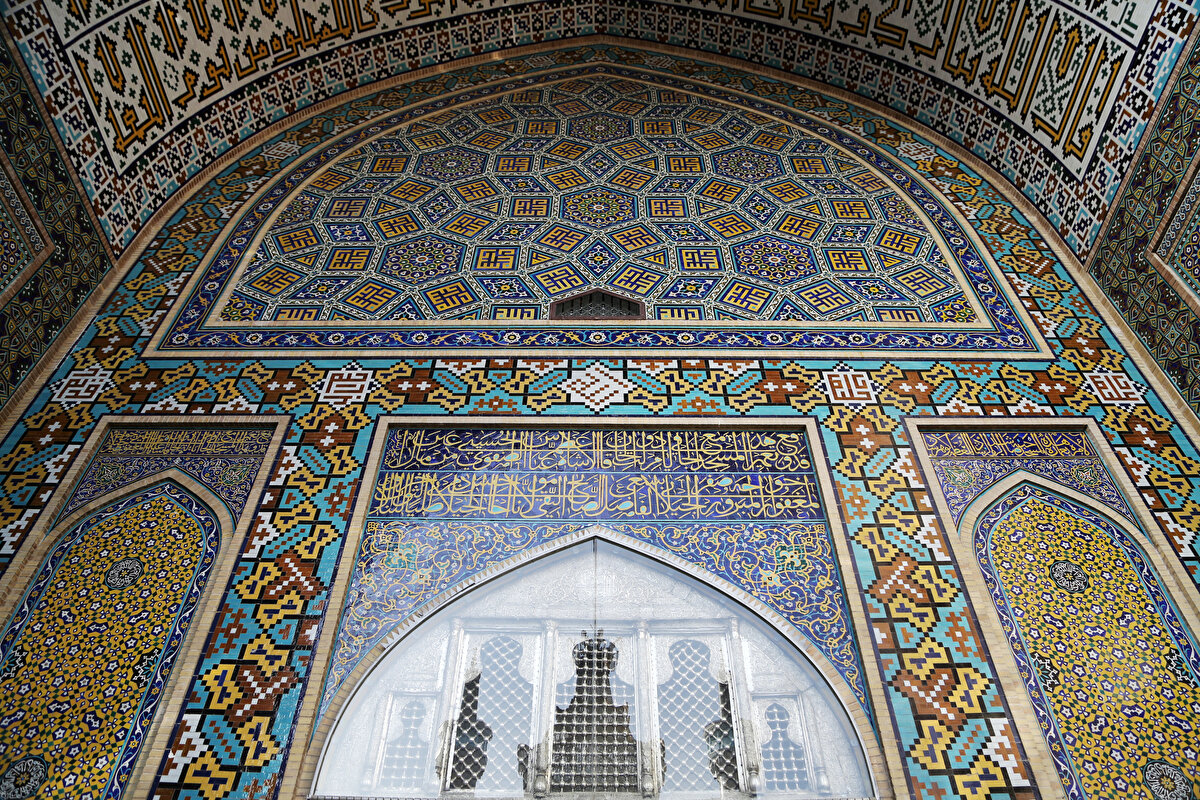 Timurlular devri mimarî anlayışını yansıtan en önemli yapılardan biri olan caminin, turkuaz, sarı ve siyah renklerde sırlanmış tuğlalardan örülen duvarlarının alt kısımları ise yaklaşık 2 metre yüksekliğinde mermer ile kaplı. Duvarların özel bir karışım olan Horasan sıvasıyla sıvanmış kısımlarında da çeşitli işlemeler ve Kur'ân-ı Kerîm ayetleri yer alıyor.