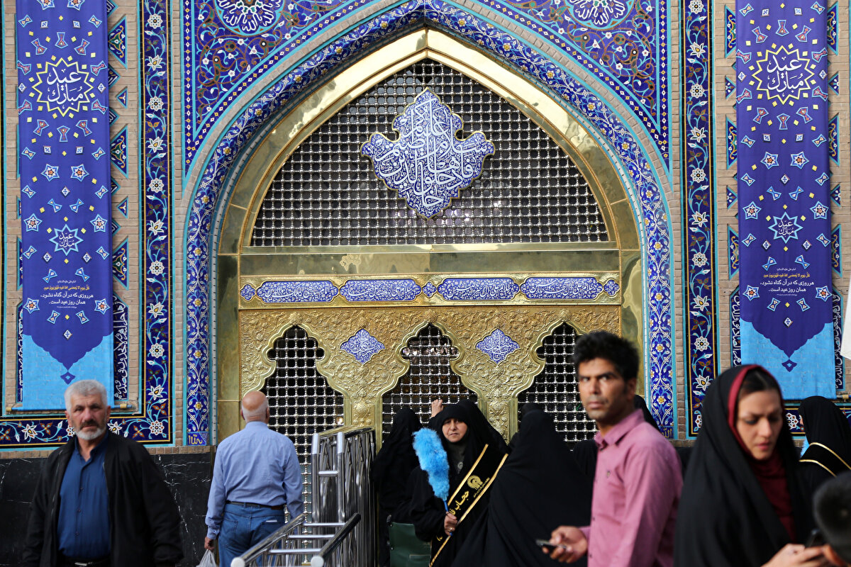 Ağırlıklı olarak iç dizaynına önem verilen camilerin aksine Meşhed Ulu Camii'nin dış süslemeleri de 5 asırlık yapıya farklı bir ihtişam katıyor.