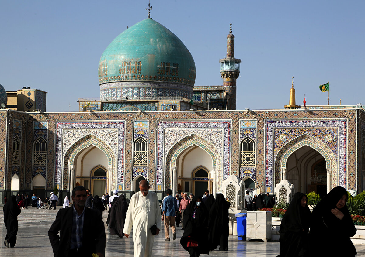 Cemaati neredeyse hiç eksik olmayan camide, namaz vakitleri dışında da bulunan cemaat, Kur'ân-ı Kerim okuyup dua ediyor.