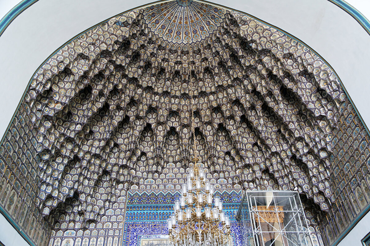 Sarı ve mavi tonlarındaki geometrik desenli mukarnaslar, 5 asır sonra bile göz almaya devam ediyor.