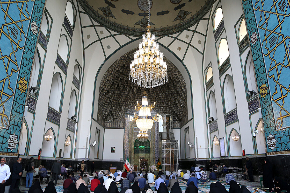 Mihrabın bulunduğu kısım, mukarnaslı bir yarım kubbeyle örtülmüştür.
