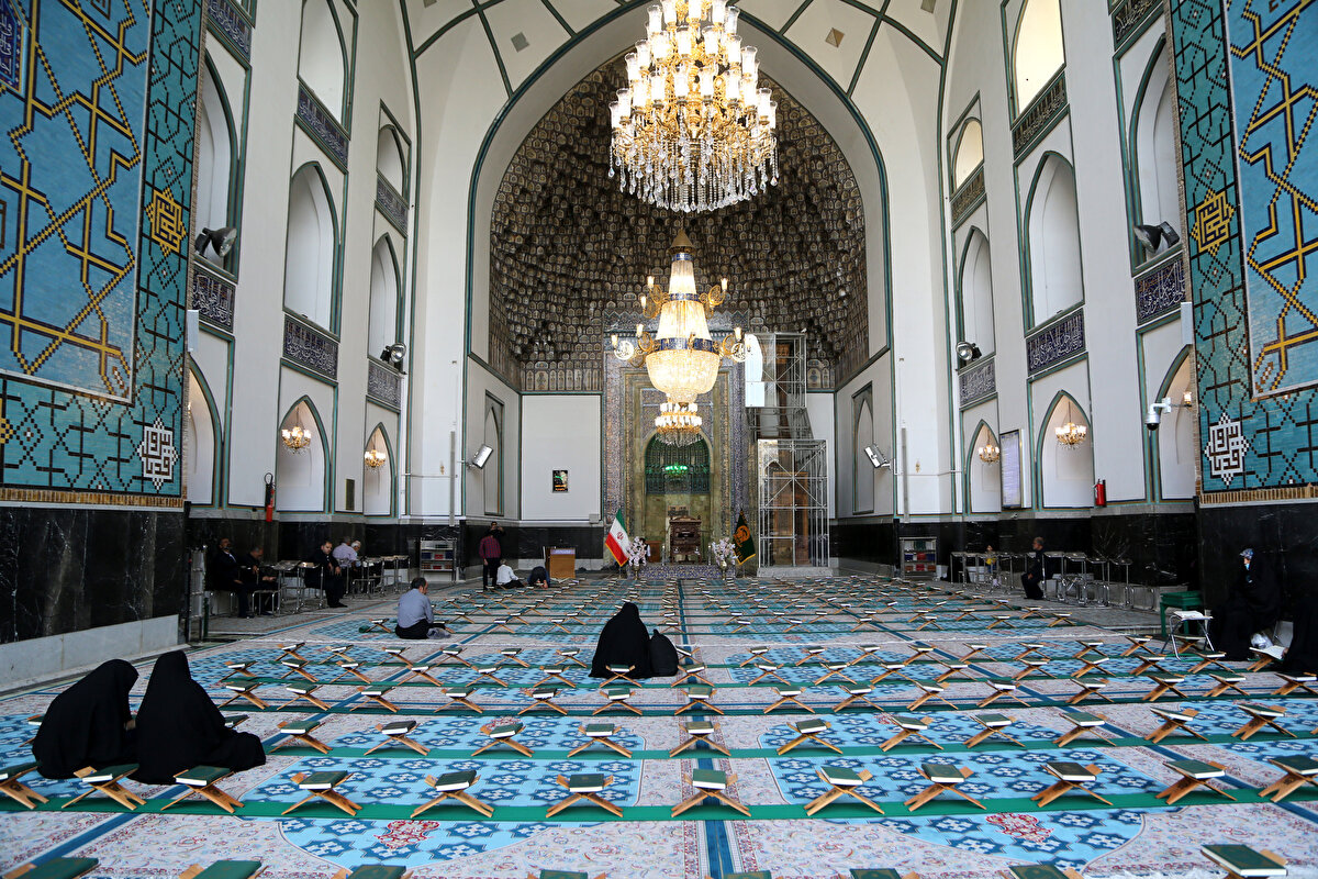 Çift minaresi bulunan caminin avlusunda yedi "şebistan" yer alıyor. Şebistanlar tarihte kış aylarında namaz kılmak için tahsis edilmesinin yanı sıra ziyaretçilerin kalması, öğrencilerin Kur'ân-ı Kerîm öğrenmesi gibi amaçlar için kullanılmış.