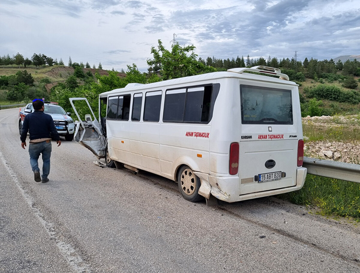 Kazada 2 sürücü ile 11 işçi yaralandı. Yaralılar, ambulanslarla Karamanlı Devlet Hastanesi'ne götürüldü.
