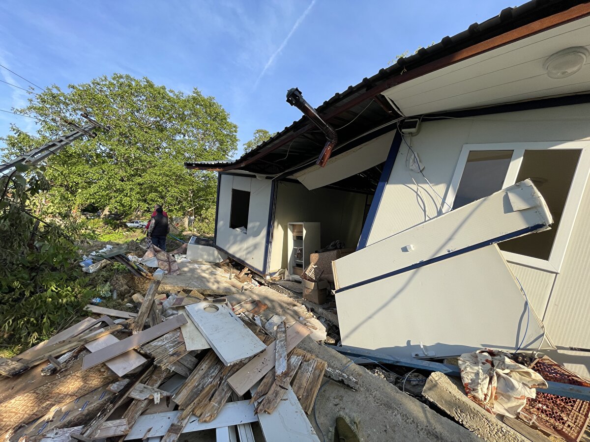 Heyelan, mahalledeki 4 evi kullanılamaz hale getirdi. AFAD ekipleri, bölgede inceleme gerçekleştirdi.