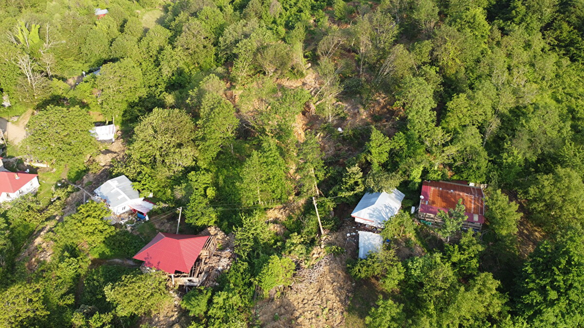 Fatma Aslan ise sabah saatlerine kadar 30 yıllık emeklerinin gittiğini belirterek, "Gece ilk olarak komşularımızı kurtardık. Daha sonra biz kurtarılmayı bekledik. Sesimizi duyurmak için çok bağırdık. Ev kalmadı, 30 senelik emeğim gitti. Şimdi komşularımda kalıyorum. Yardım bekliyoruz." diye konuştu.<br><br>