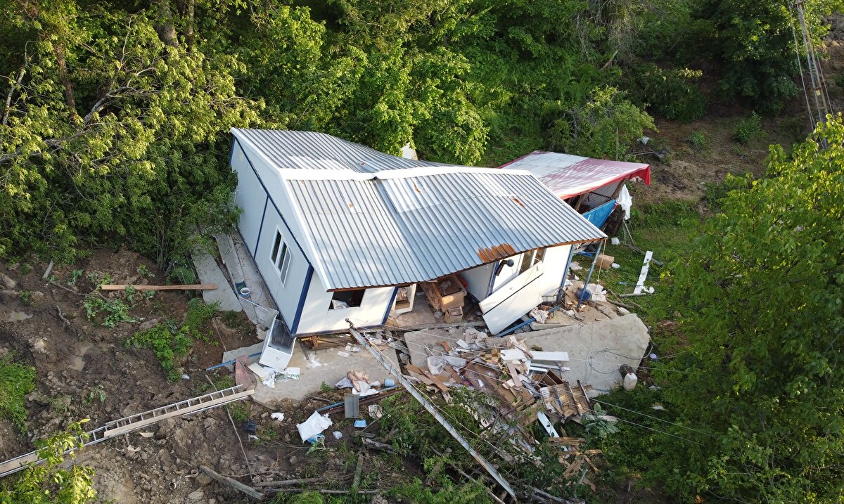 Canlarına bir şey olmadığı için şükrettiklerini dile getiren Aslan, "Yağmur çok yağdı. Gece bir anda ev kaydı. Telefon içeride kaldığı için komşularıma seslenerek yardım istedim. Sağ olsunlar, onlar da gelip bizi kurtardılar. Evimiz ise artık kullanılmıyor." dedi.<br><br>