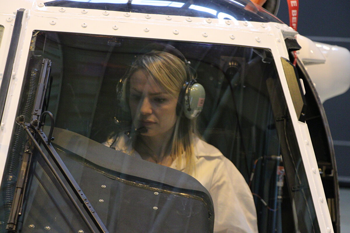 Yerli ve milli imkanlarla geliştirilen 2'nci T-70'in üretimi de tamamlandı. Helikopterin haziran ayı içinde OGM'ye teslim edileceği ve bu yangın sezonunda kullanılacağı belirtildi. T-70'in başmühendisi Dr. Duygu Barın, DHA'ya konuştu. Barın, helikopterin tamamen yerli imkanlarla geliştirildiğini belirterek, "Bu helikopter aslında Sikorsky tarafından geliştirilen S-70 helikopterini baz alarak oluşturuldu ve yurt içinde lisans altında üretiliyor. Helikopteri özgün ürünlerle millileştirdik. Helikopterde bir kokpit modifikasyonu gerçekleştirdik. Bu kokpitte ASELSAN tarafından geliştirilen ve üretilen aviyonikler kullanıldı. Yine helikopterin iniş takımı ve dinamik sistemleri yerli olarak Alp Havacılık tarafından üretildi. Motoru da lisans altında TUSAŞ Motor Sanayii AŞ (TEI) tarafından üretildi. Helikopterimizin tüm gövde üretimi yine Türk mühendisler tarafından TUSAŞ’ta yapıldı. Helikopterin nihai montaj, uçuş hattı, üretim doğrulama faaliyetleri, mühendislik testleri, kalifikasyon testleri ve kabul testleri TUSAŞ tarafından gerçekleştirilmekte. T70; yangınla mücadele, arama-kurtarma görevlerinde ve taşıma faaliyetlerinde görev yapmaktadır" diye konuştu.<br><br>