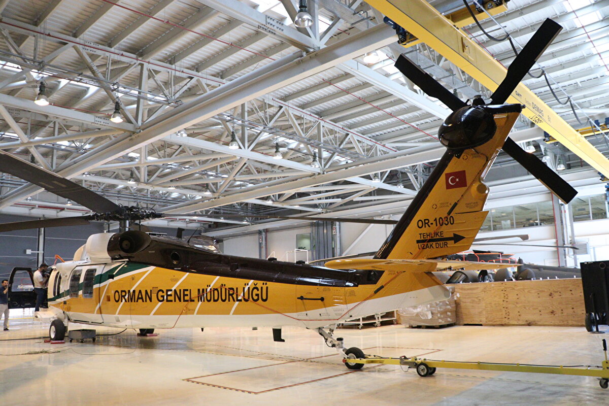 Barın, bugüne kadar OGM'ye 1 adet T-70 teslim edildiğini ve diğer 2'sinin de üretimine devam edildiğini söyleyerek, "2'nci helikopteri de haziran ayı içinde Orman Genel Müdürlüğümüze teslim edeceğiz. Normalde bu helikopter yıl sonunda teslim edilecekti. Ancak, yaz mevsiminin gelmesi ve orman yangınları sezonunun açılmasıyla helikopterimizi bu ay içerisinde hızlı bir şekilde tamamlayarak teslim edeceğiz. Toplamda 3 tane T-70 helikopteri teslim edilecek. 3'üncü helikopterimiz de 2024 yılı başı itibarıyla Orman Genel Müdürlüğümüzün envanterinde olacaktır" ifadelerini kullandı.<br><br>