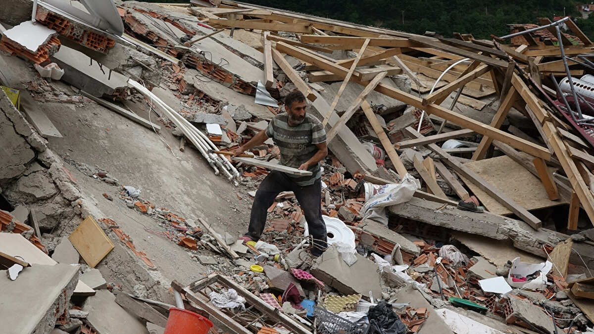Boşalttıkları riskli evlerinden eşyalarını taşıyanlar, sağlam kalan çatı, pencere ve kapı gibi malzemeleri, sökmeye başladı. Afetzedeler, yapılması planlanan yeni konutlara taşınmayı beklerken, kalacak yeri olmayan bazı aileler ise zemini kayıp, duvarları çatlayan hasarlı evlerinde endişe içinde yaşam sürüyor.<br><br>