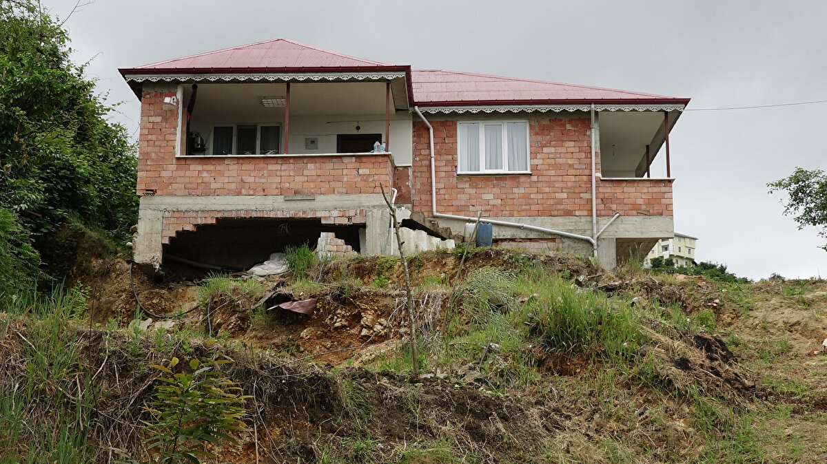 Hasar alan evinde yaşayan Şükriye Uzun, “Duvarlar yıkılıyor, merdivenimiz gitti. Evin içi çatlak. Üstünü boşalttık. Jandarmalar ‘burada durmayın’ dedi ama gidecek yerimiz yok. Yağmur yağdığı zaman ‘ev olduğu gibi çökecek’ diyorum. Sabah eve bakıyorum, ‘çok şükür bugün de çökmemiş’ diyorum.” diye konuştu.<br><br>