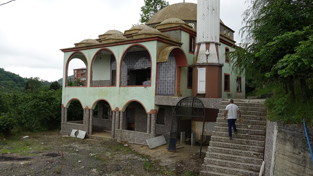 Önlem alınan mahallede heyelanlı bölge, "1’inci derece afet bölgesi" kapsamına alındı. Mahallede yağışlar sonrası yeni heyelanlar oluşunca 3 ev daha hasar gördü.<br><br>