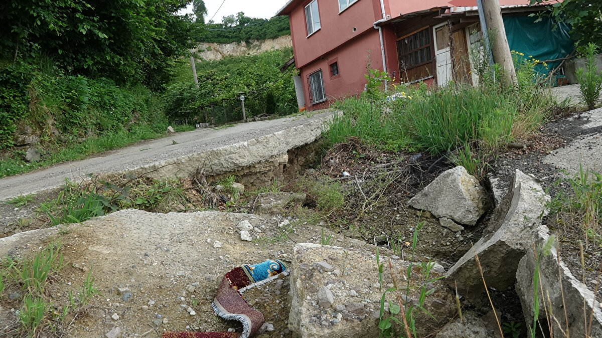 AFAD ve belediye ekiplerinin incelemelerinde, arazi tabanında su varlığı tespit edildi. Zamanla yaşanan heyelanlar nedeniyle, beton yoldaki yarıklar büyüdü, hasar gören 22 hane ve 1 cami, boşaltıldı.<br><br>