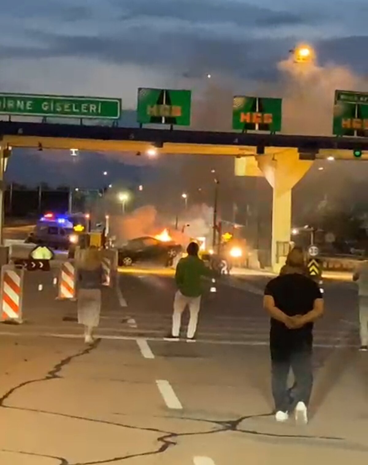 Otomobilin gişelere çarpıp alev aldığı anlar cep telefonu kamerası ile kaydedilirken, polis ekiplerince yapılan kontrolde sürücü Kazım K.'nın 1.84 promil alkollü olduğu belirlendi.<br><br>