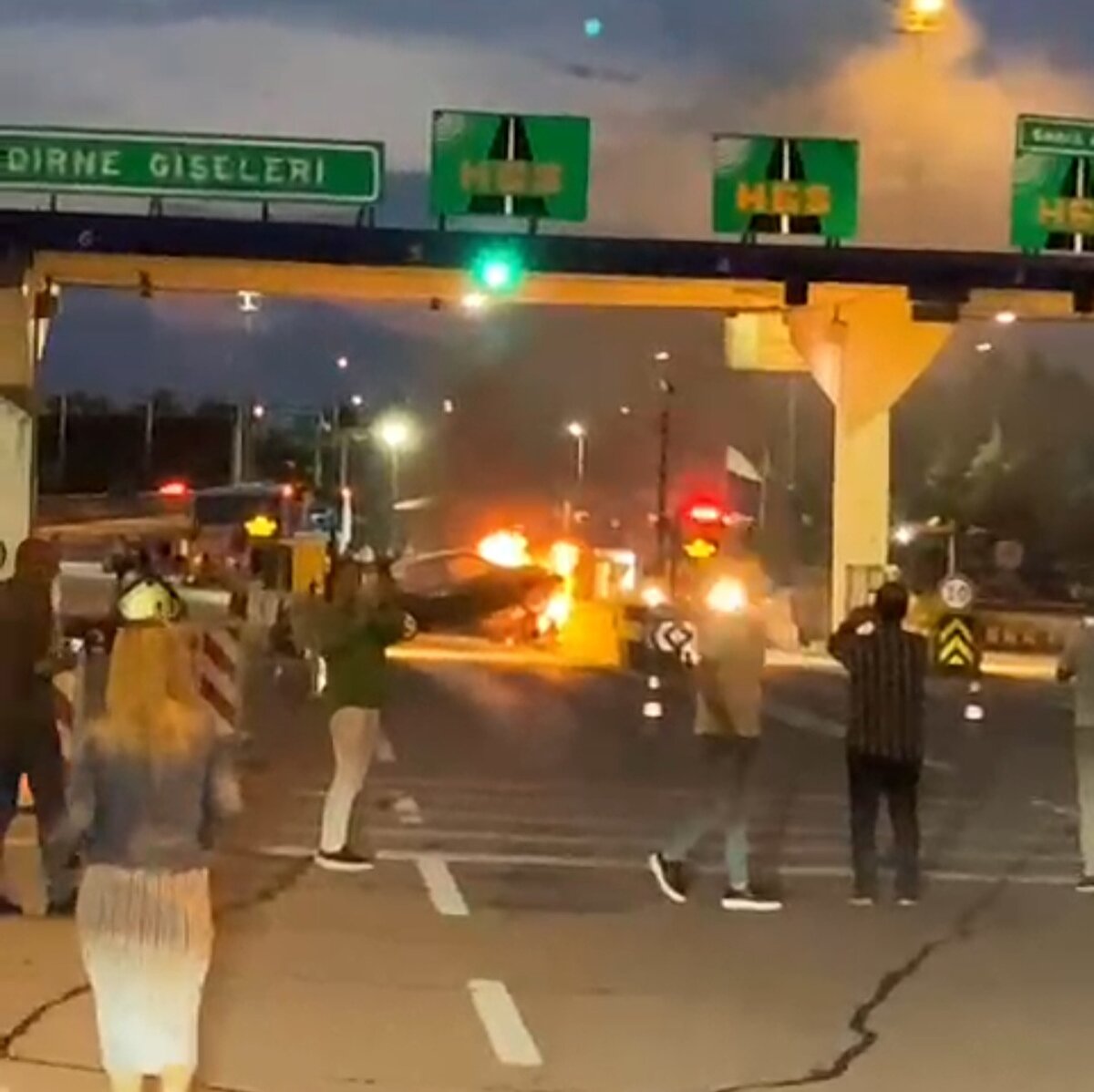 Sürücüsünün kendi imkanıyla çıktığı otomobil, alev alarak yanmaya başladı. İhbarla bölgeye sağlık, polis, jandarma ve itfaiye ekipleri sevk edildi. İtfaiye ekipleri alevlere müdahale ederek söndürürken, otomobil ise kullanılamaz hale geldi.<br><br>