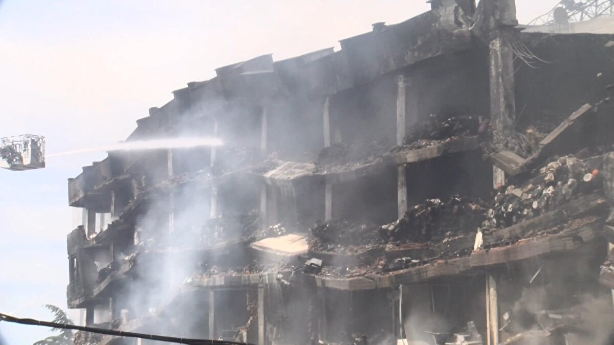 Yangın, Cumartesi günü saat 16.00 sıralarında İkitelli Organize Sanayi Bölgesi'nde bulunan 4 katlı bir binanın çatı katında çıktı.