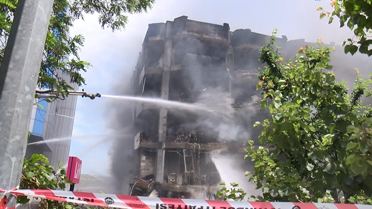 Binada kırtasiye malzemeleri ile halı, mobilya imalat atölyesi ve bir gıda firmasının deposunun bulunduğu öğrenildi.