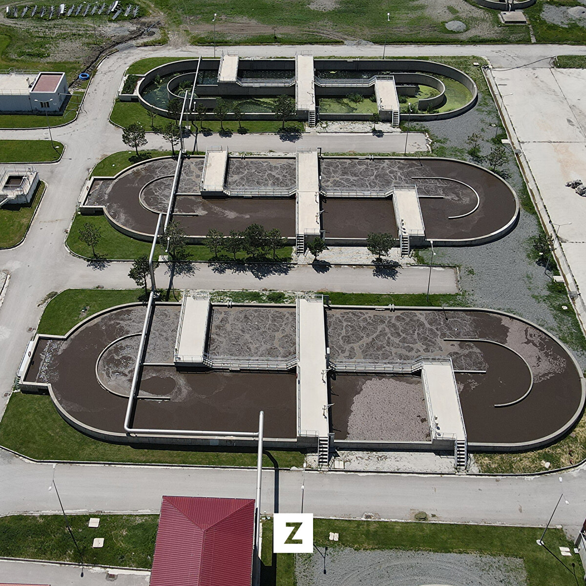 Tesisin, çevre duyarlılığı hassasiyetiyle kurulduğu yıldan beri sürekli modernize edilip kapasite artışı yapılarak hizmetine devam ettiğini dile getiren Aksun, "Kentten gelen kanalizasyon ve yağmur suları çevreye zarar vermeden tekrar kullanılabilir bir şekilde Karasu Nehri ile buluşturuluyor. Arkadaşlarımız suyun arıtılması için gerekli hassasiyeti gösteriyor. Elde edilen çamur atığın ise gübre olarak kullanılması için çalışmalar sürüyor." diye konuştu.