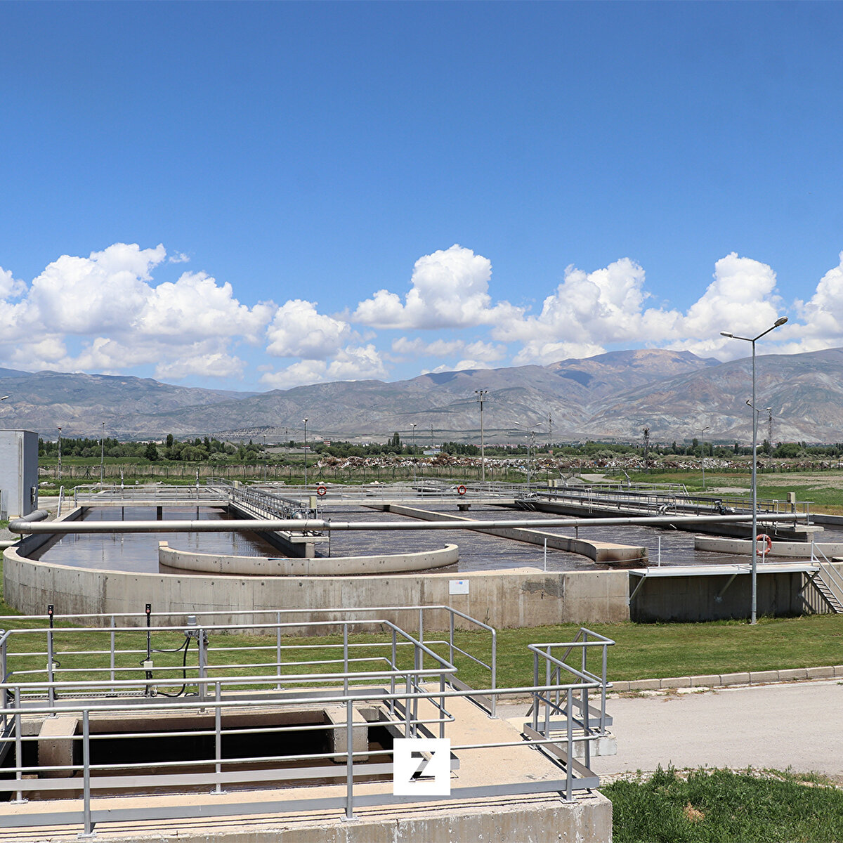 Elde edilen temiz su, bölgede tarımsal üretim gerçekleştiren çiftçiler ile Karasu Nehri'nde doğal yaşamın sürdürülmesi için kullanılıyor.