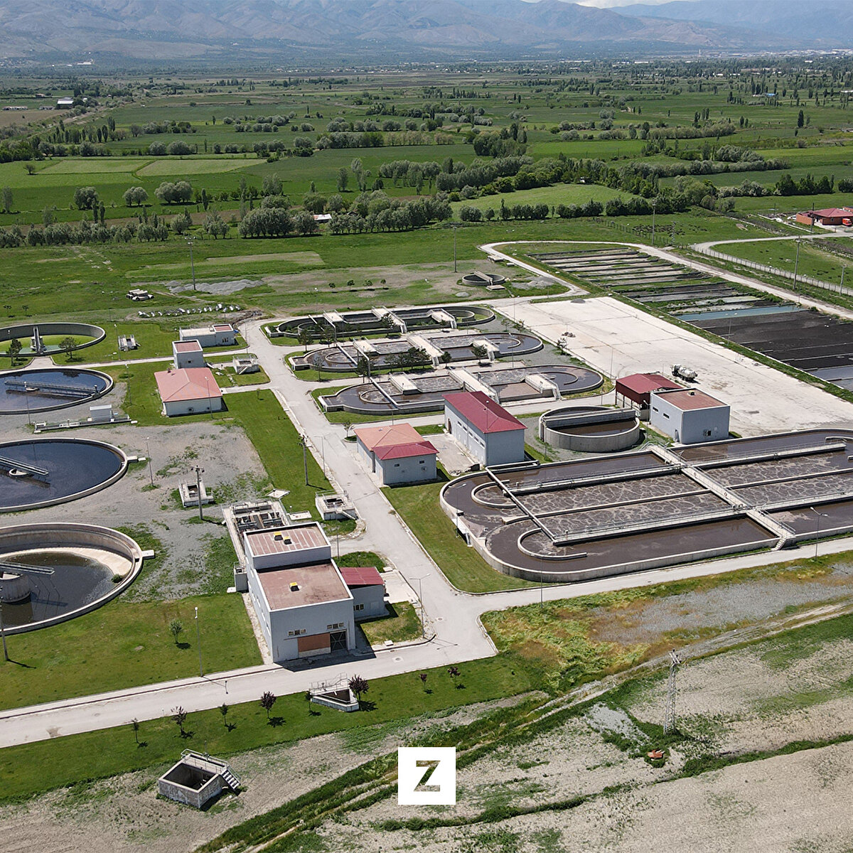 Biyolojik ve çökertme havuzlarının yanı sıra, kaba ve ince ızgara ile kum, yağ tutucu gibi 7 ayrı işlemden geçen atıksu, 24 saat içerisinde Avrupa standartlarına uygun temiz su haline getiriliyor.