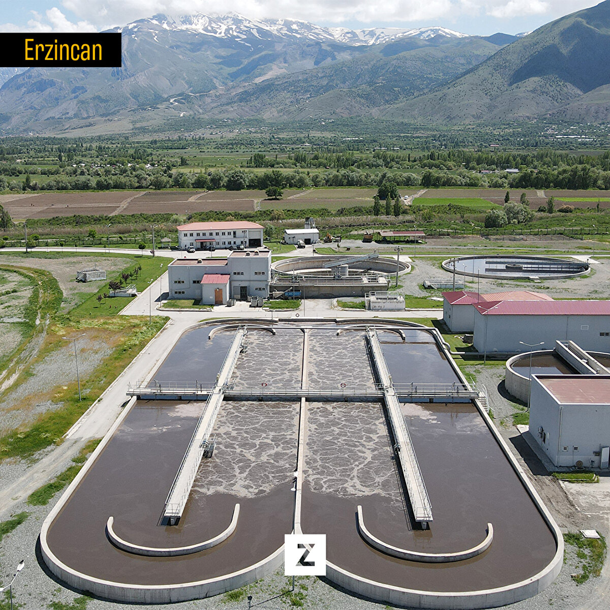 Beybağı Mahallesi'nde 160 dönüm arazi üzerine kurulan ve 60 dönüm kapalı alana sahip, 22 personelin 24 saat hizmet verdiği tesiste, günlük yaklaşık 25 bin metreküp kanalizasyon ve yağmur suyu işleniyor.