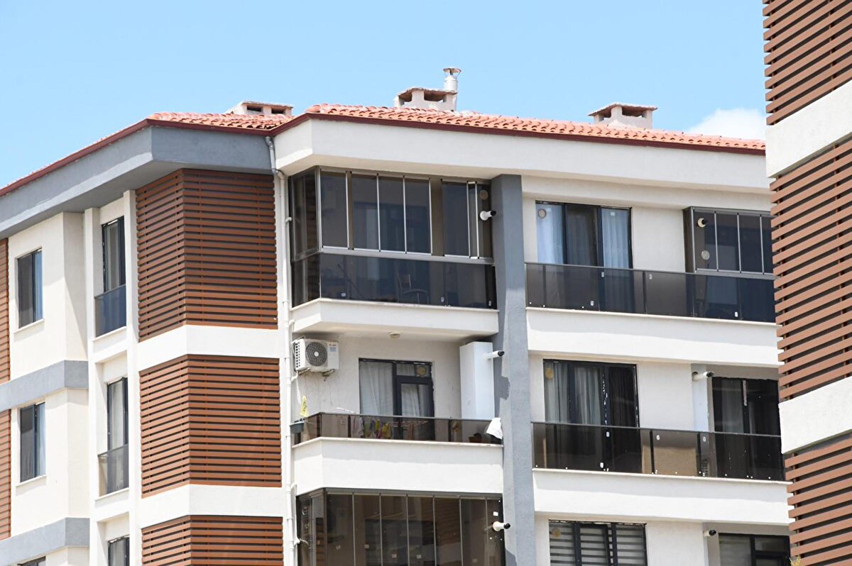 'O EVİMİN SATILIK İLANI'<br>Balkonuna astığı yazının mahkeme kararı ile kaldırılmasının ardından konuşan Özge Şeber, "Öncelikle şunu söyleyeyim, bu bir protesto pankartı değil satılık ev ilanı. Burada kişilerin huzuru bozacak herhangi bir şey yazmıyor. Çünkü apartmanda 50 daire var. 50 daireden kimse rahatsız olmuyor ama kişi kendisini bildiği için şikayette bulunmuş. Mahkeme şu an bizimle ilgili olarak duruşma da yapmadı ama bu bir suç unsuru olabilir, diye el koymuşlar. Buna dair bir karar geldi, biz de karşı koymadık. Ama o benim evimin satılık ilanı onu bana geri vermeleri gerekir" dedi.