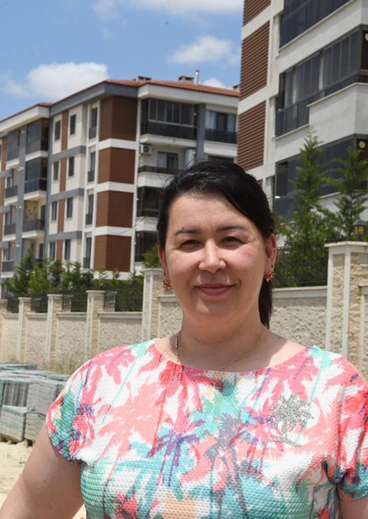 'MADDİ, MANEVİ TAZMİNAT DAVASI AÇACAĞIM'<br>İlçede esnaflık yaptığını, 4 yıldır da aynı dairede oturduğunu söyleyen Arzu Korkmaz, şunları söyledi:<br>"Bu pankartı görünce çok üzüldüm. Neden böyle bir şey  yaptığını da düşündüm. Ben o sitede 4 yıldır oturuyorum, daha önce hiç kimse tarafından şikayet edilmedim. Hiç kimse ile bir kavgam, gürültüm olmadı. Ben bayan bir esnafım, 5 yıldır esnaflık yapıyorum. Herkes beni tanıyor, benim böyle gürültü yapmam söz konusu değil. Madem gürültü yapıyorsam neden alt komşum yan komşularım benden şikayetçi değil de sadece üst komşum benden şikayetçi. Asılan yazıyla ilgili çıkan haberler beni ruhsal, psikolojik olarak çok etkiledi. Öyle bir pankartı görmek  beni derinden etkiledi ve yaraladı. Ben gerek polise, Cumhuriyet Başsavcılığı'na  pankartın indirilmesi şikayette bulundum. Mahkeme kararı ile pankart oradan polis eşliğinde indirildi. Bundan sonra ben davamın peşindeyim, kesinlikle pes etmeyeceğim. Maddi ve manevi tazminatlarımı açacağım. Çevremden çok tepki aldım. İnsanların aklına kötü şüpheler geldi. 'Acaba ne oldu da bu pankartı asıldı' diye etraftan çok duyumlar aldım" diye konuştu.