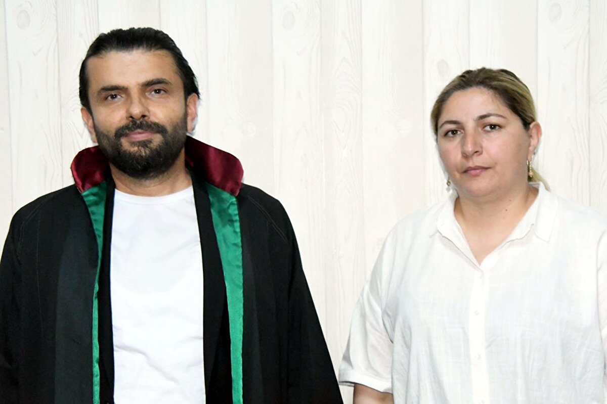 MAHKEME KARARIYLA YAZIYA EL KOYULDU<br>Özge Şeber'in alt kattaki komşusu Arzu Korkmaz, bu durumu sinirlenip, yazının kaldırılması için avukatı aracılığıyla Çorlu Cumhuriyet Başsavcılığı'na başvurdu. Başsavcılığın talebi üzerine Çorlu 1'inci Sulh Ceza Hakimliği, balkon camına asılı pankartın 'kişilerin huzur ve sükunu bozma' suçu yönünden soruşturmaya konu suç eşyası olması sebebiyle el konulmasına karar verdi. 5 Haziran'da alınan  karar üzerine polis ekipleri de yazıyı balkondan indirip aldı.