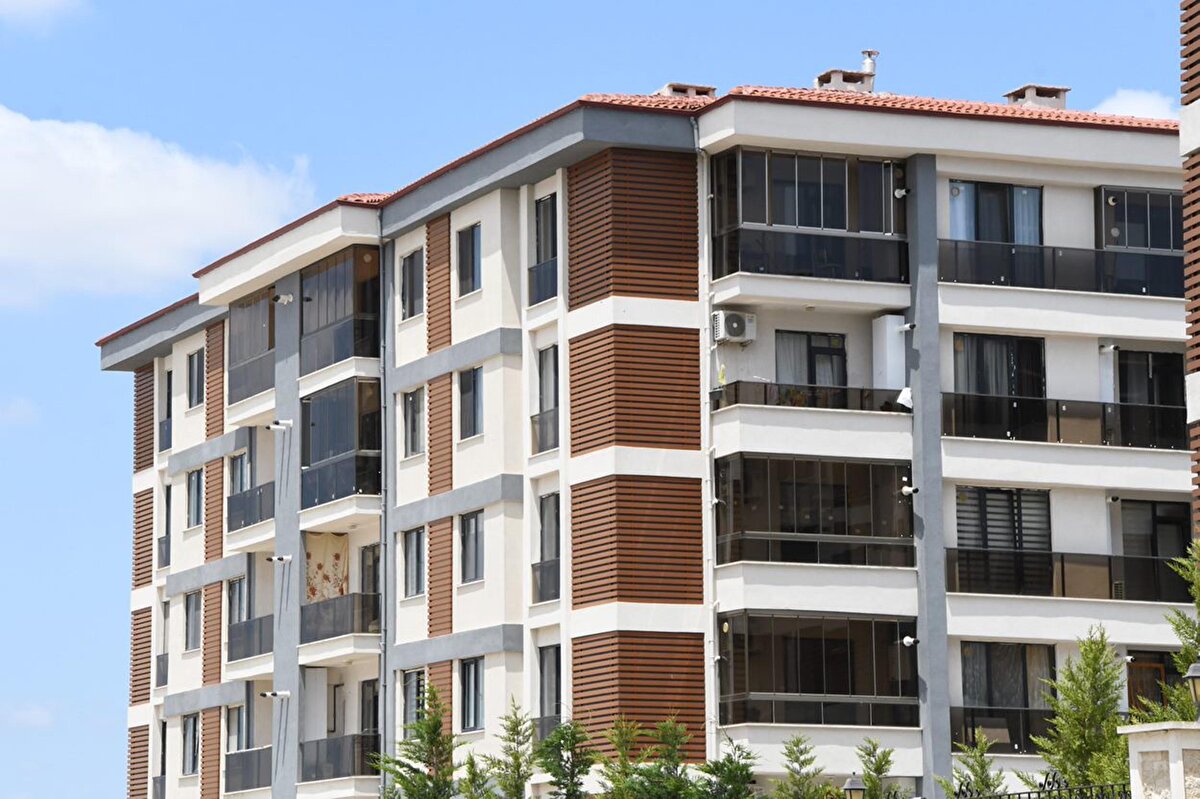 Şeber o zaman yaptığı açıklamada, komşularının yaptığı gürültülerden rahatsız olduğunu ve site yönetimine yaptığı şikayetlerden bir sonuç alamadığını söyledi.  Komşularının gecenin ilerleyen saatlerinde yüksek sesle müzik çaldığını ve kahkahalar atarak kendisini rahatsız ettiğini öne süren Özge Şeber, "Yaptığım şikayetlerden hiçbir sonuç alamadım. Bunun üzerine avukatıma danıştım ve gerekli adli işlemler başlatıldı. Sonrasında evi satmaya karar verdim. Bu ilanı verirken de kişilik haklarını ihlal etmemeye özen gösterdim. Pankarta yazılan hakaret değil, kimseyi deşifre etmiyorum, hedef göstermiyorum. Üzerine alınan alınsın. Burada amaç farkındalık yaratmak, isterim ki diğer insanlar da bir kendine sorsunlar 'Ben o kötü insanlardan biri miyim' desin. Bu konuya maruz kalan insanlar varsa da bundan cesaret alsınlar" ifadelerin kullandı.