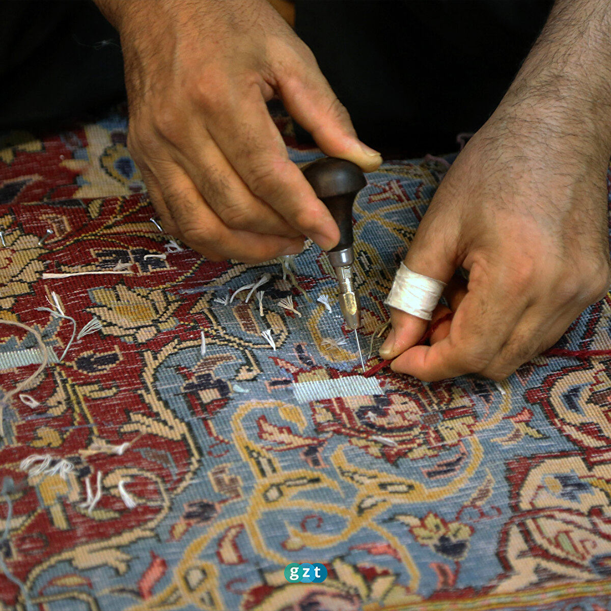 Müşterinin mutluğu onları da mutlu ediyor<br><br>Halı tamircisi Afgan göçmen Seyyid Semi Hamidi ise 15 yıldır tamirat işiyle uğraştığından söz ederek Afganistan’da başladığı işini İran'da sürdürdüğünü aktardı.<br><br>Her türlü tamiratı yaptığını söyleyen Hamidi, dışarıdan gelen bir halıyı tamir ettikten sonra sahibine teslim ederken müşterinin mutlu olmasının kendisini de mutlu ettiğini ve işini daha çok sevmesini sağladığını dile getirdi.<br><br>Yıpranan her halının bir hikayesi olduğunu belirten Hamidi, üstünde bir hayat yaşandığını için halının, sahipleri için değerli olduğunu söyledi.<br><br>Hamidi, hatıraların yok olmaması ve etrafında yeni hikayelerin yaşanması için kurtarılan her halının aynı zamanda ekonomik kaybın da önüne geçtiğini sözlerine ekledi.