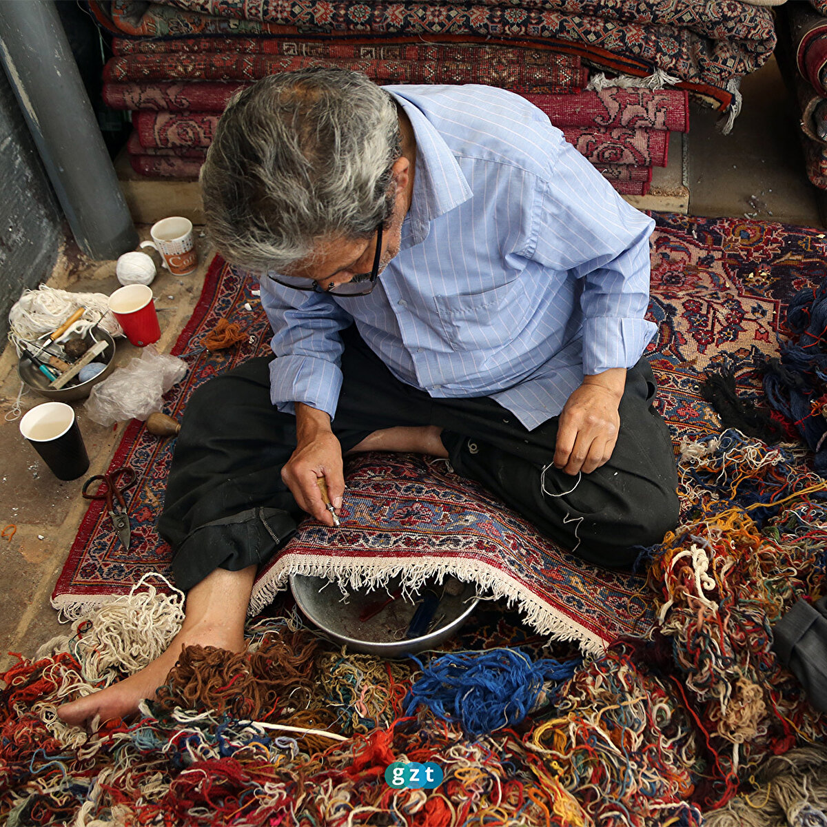 "Ölü halılara" yeniden hayat veriyorlar<br><br>Halı tamircisi Babek Mücerred de 25 yaşında olduğunu belirterek tamir işine duyduğu ilgiden dolayı 11 yaşından beri bu sektörde çalıştığını ifade etti.<br><br>Mücerred, "Tamir ve boyama gibi işleri yapıyorum. İlgim olduğu için başladım ve aynı ilgiyle mesleğime devam ediyorum." dedi.<br><br>Yıpranmış, sökülmüş, haşereler tarafından zarar görmüş halıları tamir ettiklerini aktaran Mücerred, müşterilerinin kullanılamayacak durumdaki halıları kendilerine getirdiğini, tamir sonrası yeniden kullanılacak duruma kavuşturduklarını anlattı.<br><br>Mücerred, tamir ederek kurtardıkları her halıda hem kendilerinin hem "ölü halısı" yeniden hayata dönenlerin mutlu olduğunu ifade etti.<br><br>Ülkenin her bölgesinde dokunan eskimiş halıları tamir ettiklerini söyleyen Mücerred, şunları kaydetti:<br><br>"Ölü halılara hayat vermekten hoşlandığım için bu işi yapıyorum. Tamiratın büyük ya da küçük olması önemli değil. Her türlü müdahaleyi yapıyoruz."