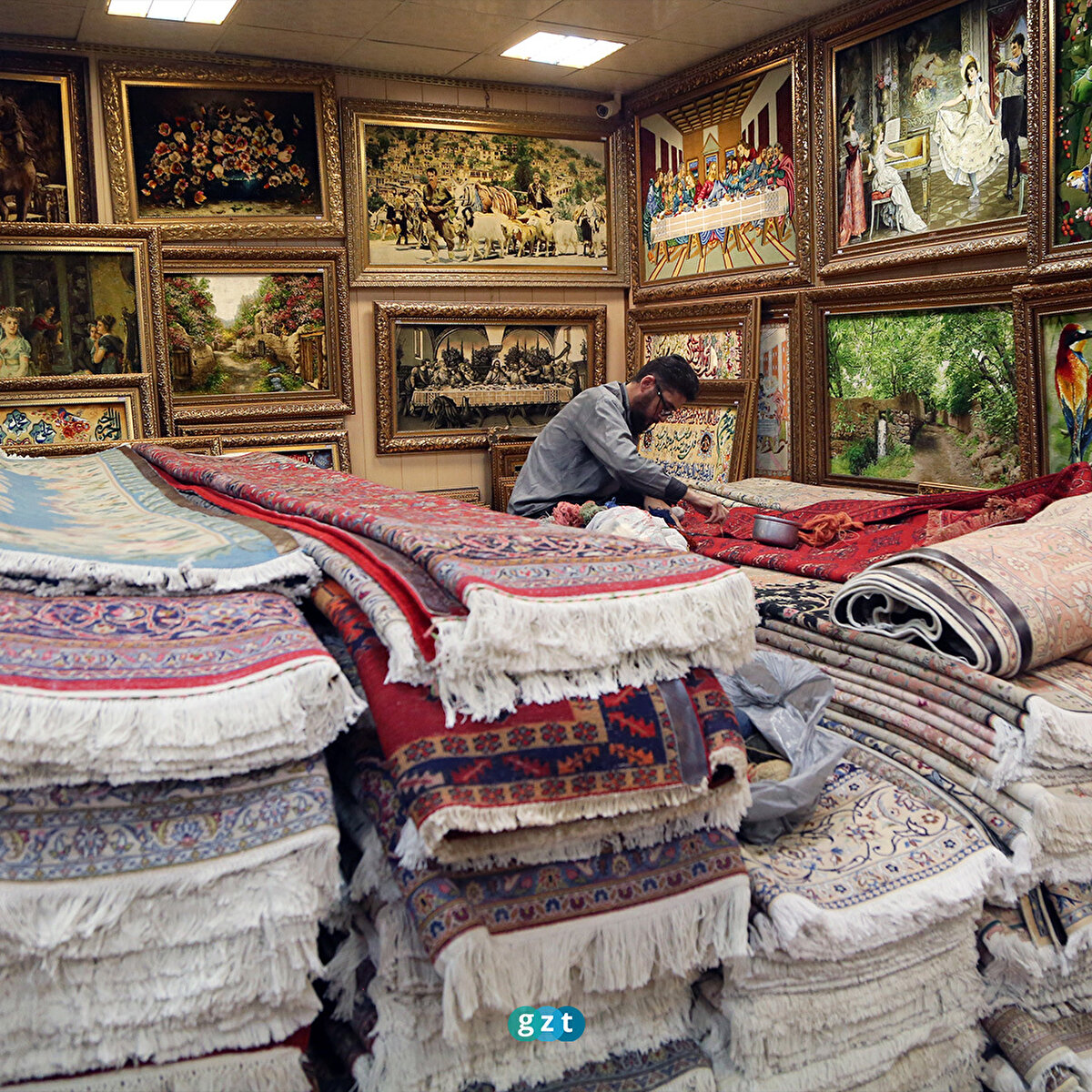 Başkent Tahran’daki Büyük Çarşı’nın labirentimsi arka sokaklarında bulunan iş hanlarında yer bulabilen halı tamircileri ise hem ekonomik kaybın önüne geçiyor hem bir hatıranın ömrüne ömür katıyor.