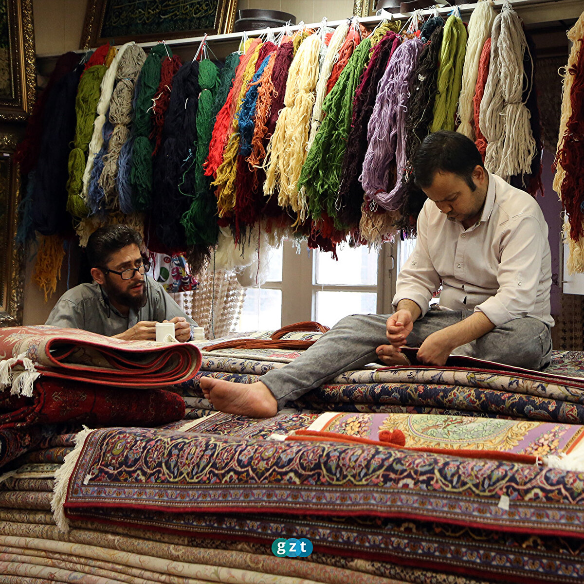 Halı tamircisinin müdahalesi ayrıca büyük bir maliyetin, emeğin boşa harcanmasına da engel oluyor.<br><br>