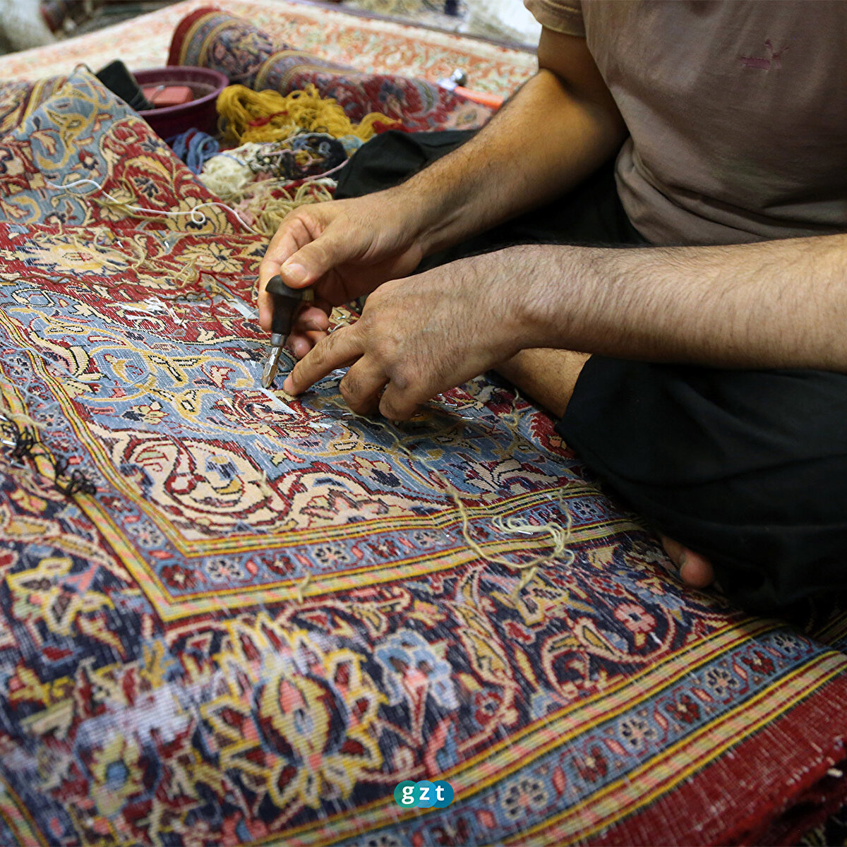 El halısı sektörü sorunlar yaşıyor<br><br>Eskiden halı alım satımı yaptıklarını kaydeden Cevahiriyan, zaman geçtikçe ailelerin el dokuması halıya ilgisinin azaldığını, fabrikasyon üretimin büyüdüğünü ve güçlü üreticilerin ortaya çıkmasının İran’da el dokuması halının üretimini olumsuz etkilediğini dile getirdi.<br><br>Cevahiriyan, yeni neslin bu alana gereği kadar ilgi göstermediğini de ifade ederek "İran’ın ikinci bayrağı" olarak nitelediği el halılarının üretiminin azaldığını söyledi.