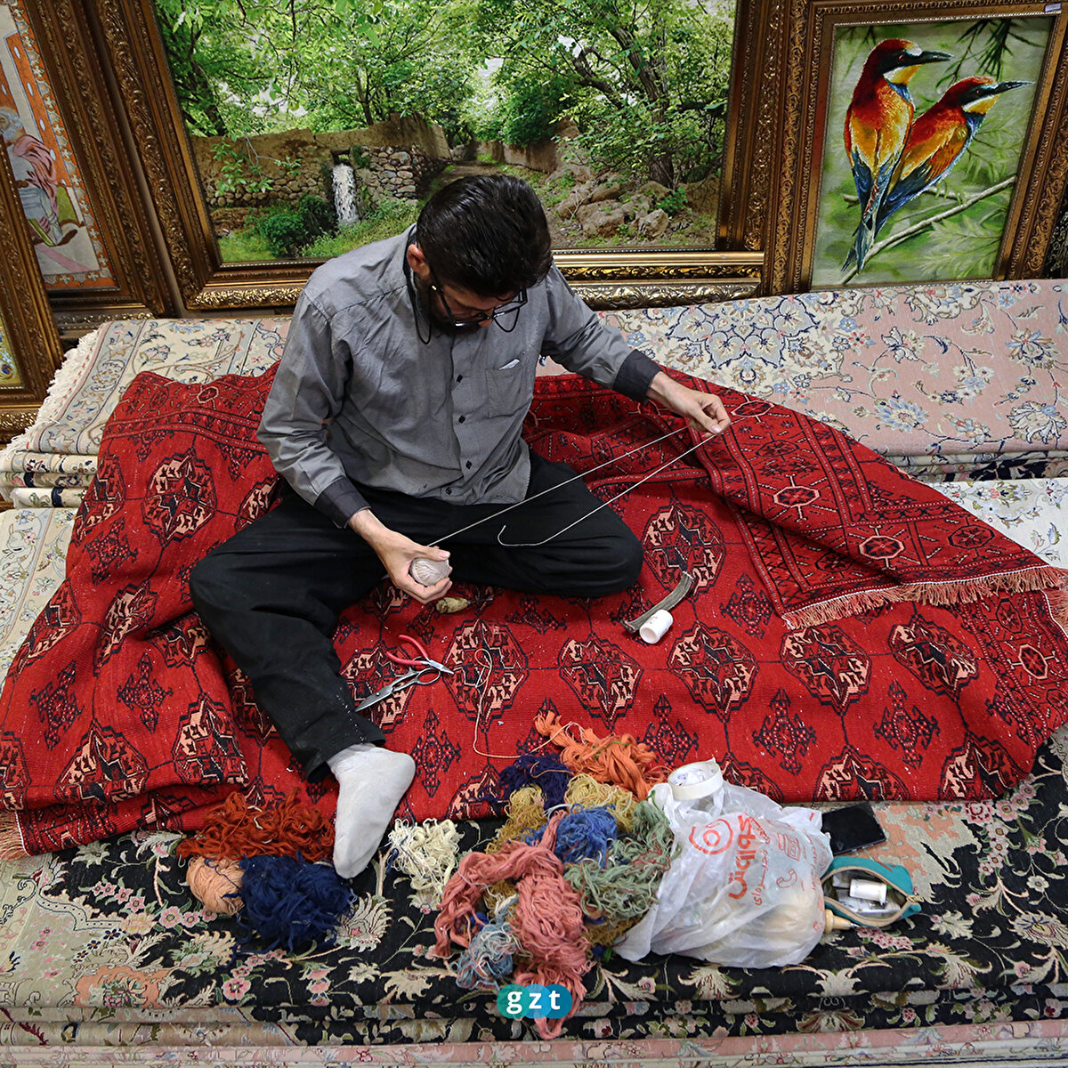 Bu yönüyle halı tamircilerini "çağımızın gizli çevrecileri", "geri dönüşümün kahramanları" olarak görmek de mümkün.<br><br>Tahran Büyük Çarşı’nın arka sokaklarındaki bir iş hanının ikinci katında işletmesi bulunan Mehdi Cevahiriyan AA muhabirine yaptığı işe dair konuştu.<br><br>Cevahiriyan, ailesinin 1950 yılından beri el dokuması halı işiyle uğraştığını belirterek kendisinin de babasıyla 1992 yılında Tahran Çarşısı çevresinde bu işi yapmaya başladığını aktardı.