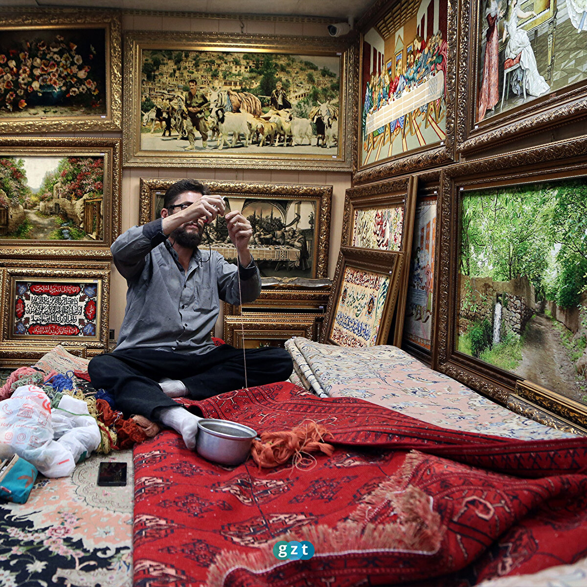 Maliyeti yüksek olduğu için cadde ve sokaklarda dükkan kiralamayı göze alamayan, bu nedenle gözden uzakta kuytu köşelerde işlerini sürdüren bu tamirciler deyim yerindeyse halıların imdadına yetişiyor.