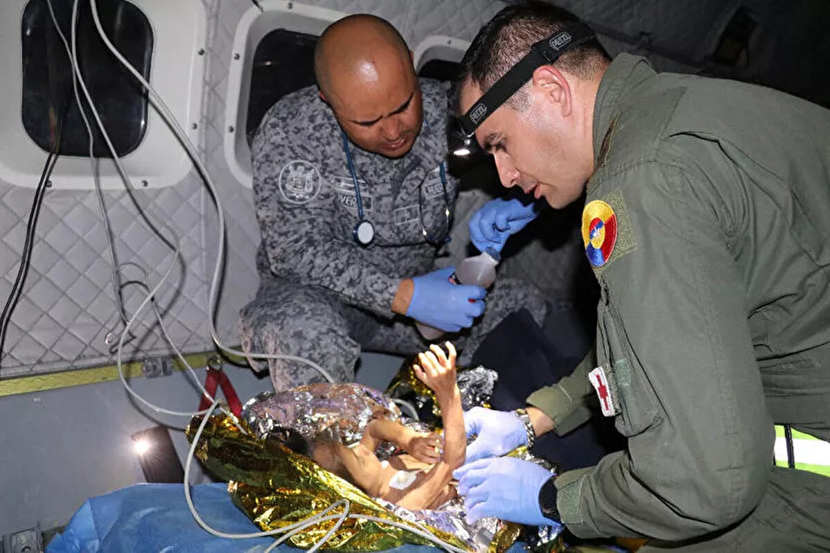 NASIL KURTARILDILAR?<br>Arama çalışmaları sürerken, başkent Bogota'daki yetkililer çalışmaların yavaş ilerlemesiyle ilgili eleştirildi. Hatta Devlet Başkanı Petro'nun resmi Twitter hesabından çocukların bulunduğuna dair yanlış bir bilgi bile paylaşıldı. Yetkililer bölgeye havadan, üzerinde İspanyolca ve yerli Huitoto dilinde hayatta kalma ipuçları yazılı olan broşürler attı ve bölgede uçan helikopterler, hoparlörlerden çocuklara, arandıklarına ve endişelenmemeleri gerektiğine dair, büyükannelerinin sesinden mesajlar yayınladı. Bu süreçte ordunun çocukları bulmaya çok yaklaştığı anlar oldu. Komutan Pedro Sánchez'in verdiği bilgiye göre, bazen çocukların 20 ila 50 metre yakınına kadar ulaştılar.<br>