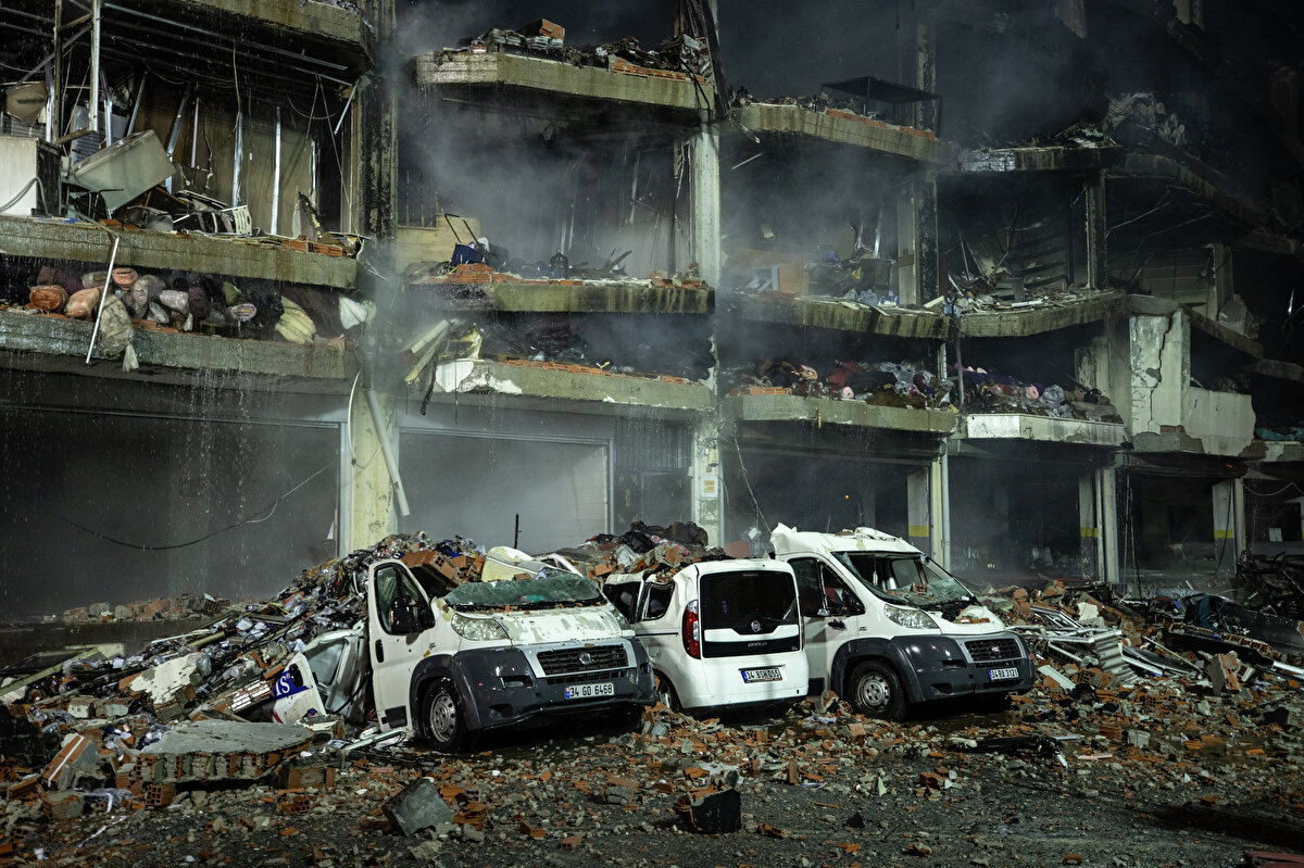 Gıda, plastik, tekstil gibi farklı ürün ve ham maddelerin bulunduğu binanın son iki katında çökmeler meydana geliyor. Binanın dördüncü, beşinci ve altıncı katlarındaki bazı bölümlerde devam eden küçük çaplı yangınlara müdahale ediliyor.<br><br>