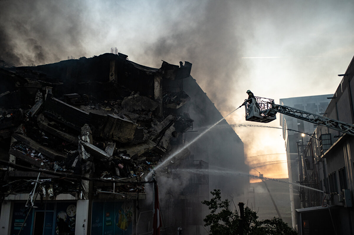 Polis, önceki akşam saat 17.00 sıralarında başlayan yangın nedeniyle alevlerin yükseldiği fabrikanın bulunduğu caddede geniş güvenlik önlemlerini sürdürüyor. Araçların bu caddeye girmesine izin verilmiyor.<br><br>
