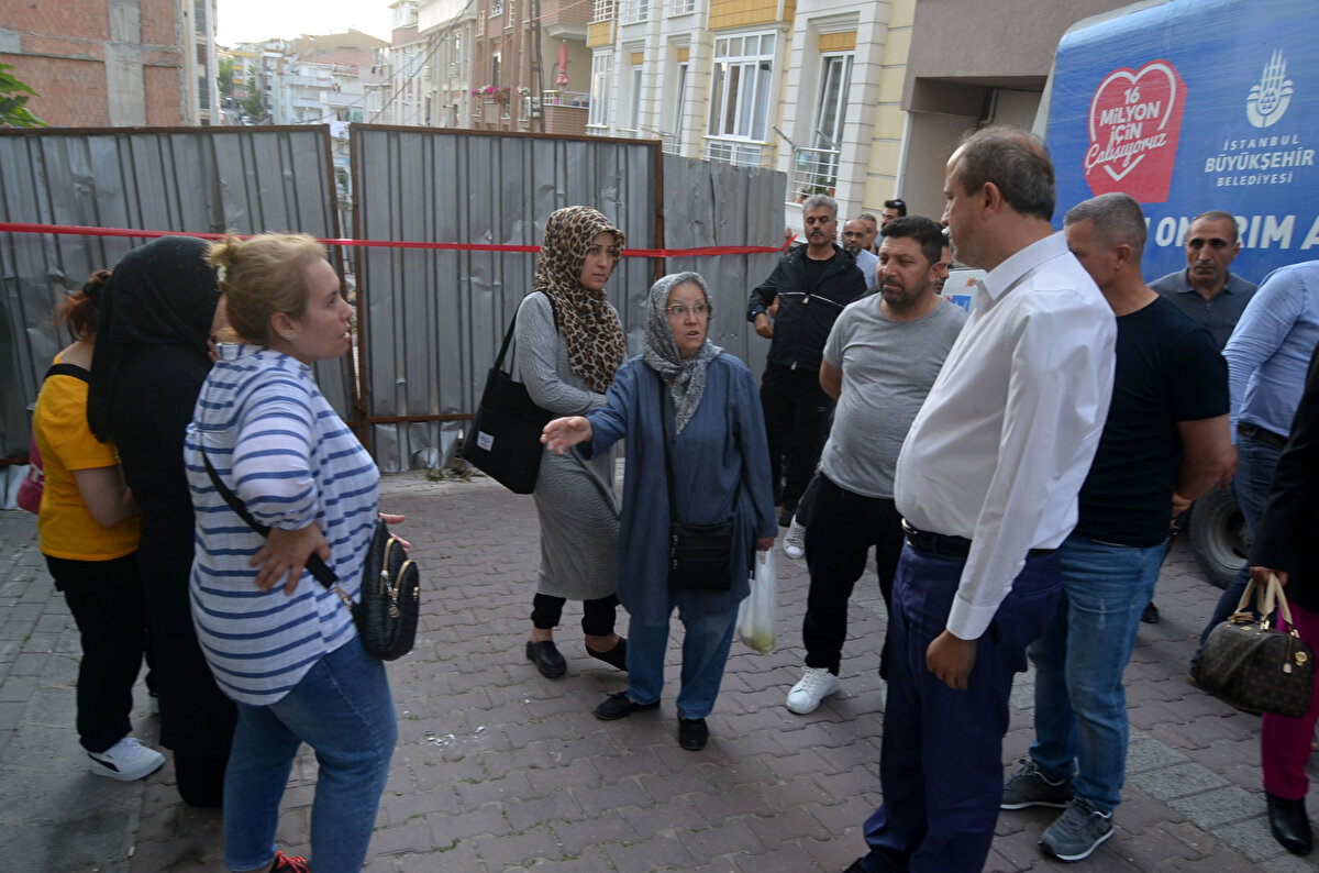 . İnşaat için kazı yapan müteahhit uyarılırken, altı boşlukta kalan bitişikteki apartman ve yolun bulunduğu bölüme duvar örmesi istendi.