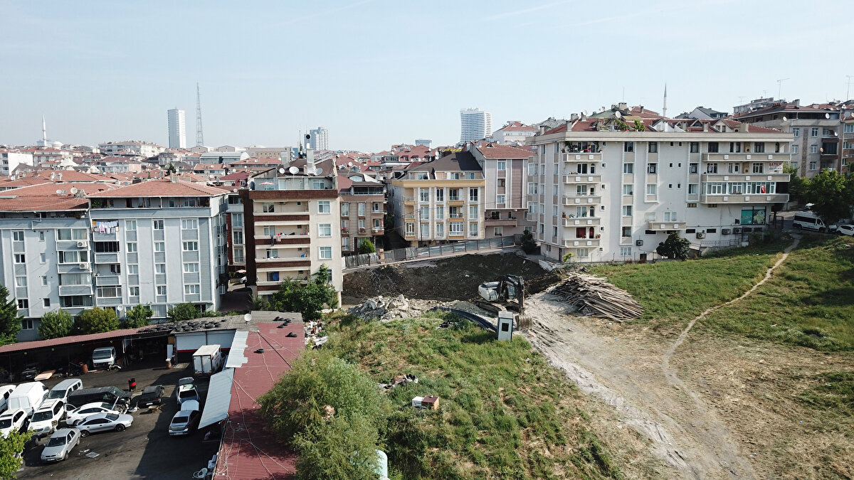 Yolun çökmesiyle, temel kazılan binanın yanındaki 4 kattan 12 daireden oluşan Güllüler Apartmanı'nın yolun çökmesiyle altında boşluk oluştu. 