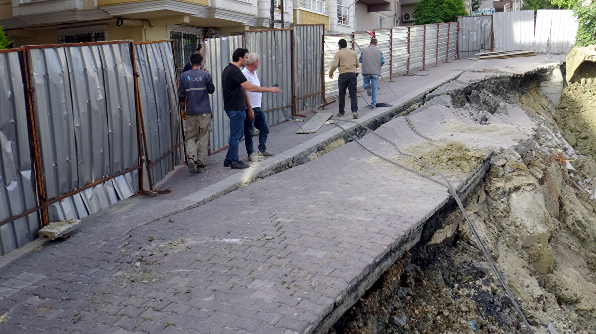 Kentsel dönüşüm. Durduğu yerde yıkılan binalar, çöken balkonlar, kalitesiz yapı stoku. Çok uzun süredir yaklaşık 4 yıldır başarılı bir kentsel dönüşüm süreci yürüttük. Bin 950'leri buldu dönüşüme giren bina sayısı.