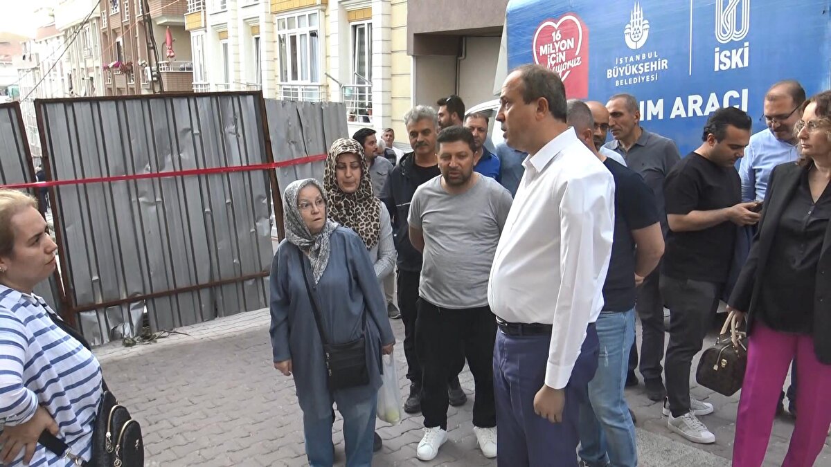 "DÖNÜŞÜM GİREN BİNA SAYISI BİN 950'LERİ BULDU" <br>Yapılan incelemede zeminin yumuşak olduğu belirlenirken, önlem amacıyla Güllüler Apartmanı'nda yaşayanlar için tahliye kararı verildi. Sokakta polis ekipleri önlem alırken, zabıta ekipleri ise, yaşanabilecek olumsuzluklara karşı apartmandaki daire sahiplerini tek tek bilgilendirdi. 