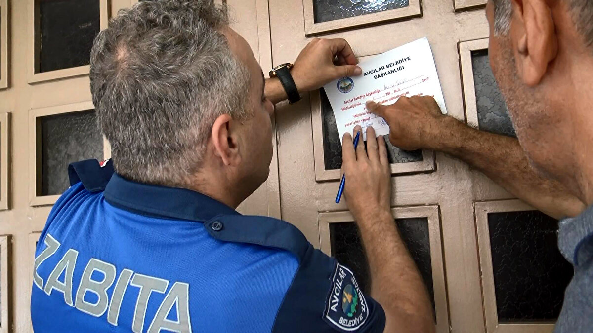  İhbar üzerine Avcılar Belediyesi Şehircilik ve İmar Müdürlüğü ekipleri çöken bina ve yolda incelemelerde bulundu. 